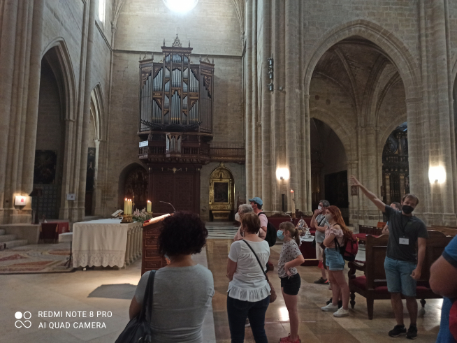 Explicación del guía dentro de la Catedral de Huesca.