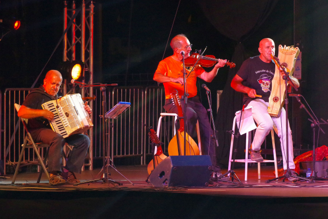 La formación “Miércoles de Cecina” actuó en las “Noches del Festival”.
