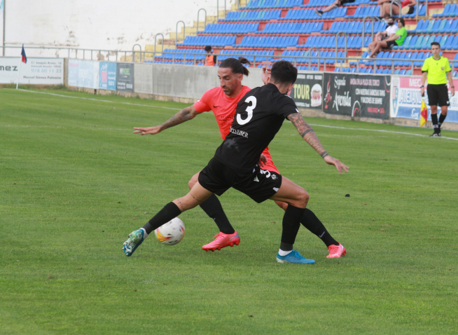 Marc Mateu cuajó un buen partido primero como lateral y luego como extremo.