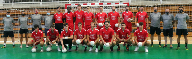 La plantilla y el cuerpo técnico posaron antes del comienzo del primer entrenamiento en pista