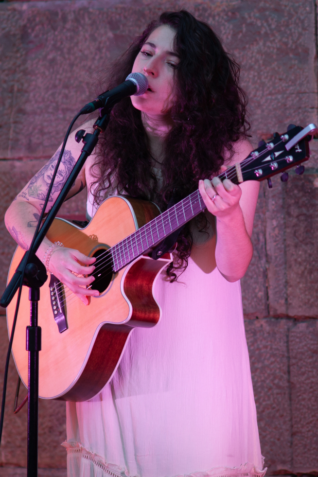 Eva McBel recala este viernes en el sendero El Cornato, en el valle de Pineta