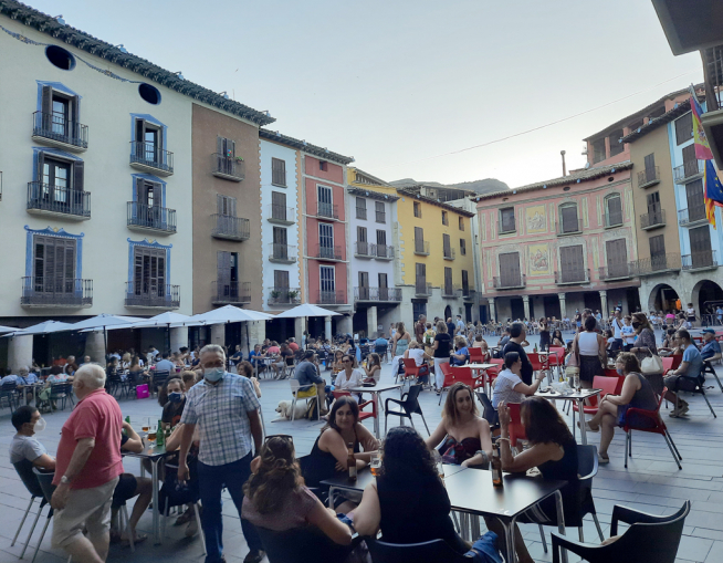Así de animada estuvo el sábado la Plaza Mayor de Graus.