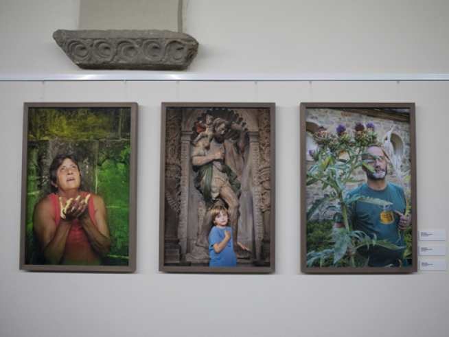 Tres de los peregrinos fotografiados por Ouka Leele nen la Catedral de Jaca.