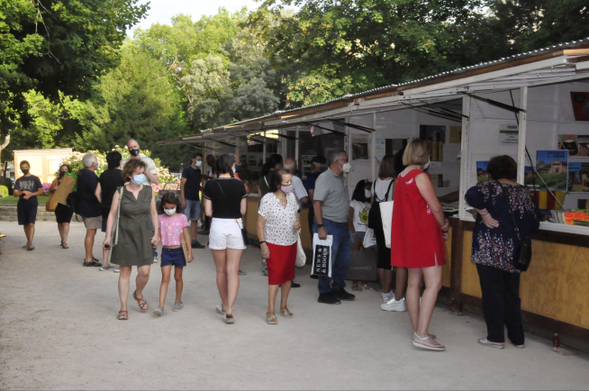Vecinos de Jaca y visitantes recorren desde ayer las casetas de la feria instaladas en el paseo de la Constitución.