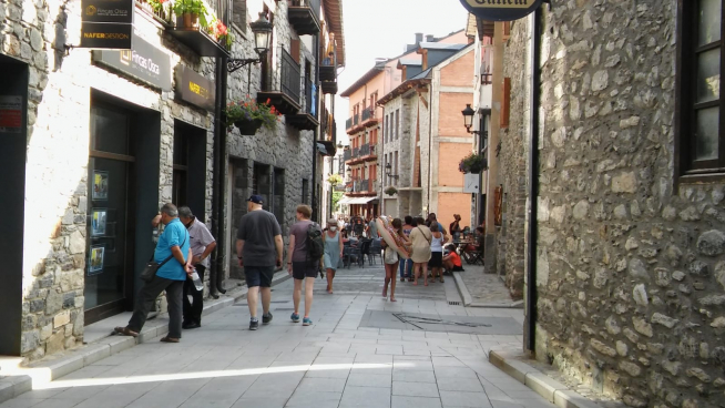 Ambiente en la calle Mayor de Benasque.