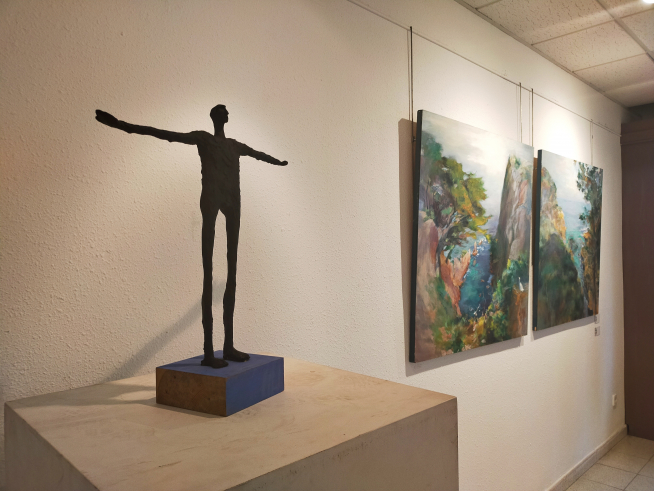 La muestra incluye varias esculturas y pinturas en la sala Adelina Giménez del Ayuntamiento de Ayerbe.