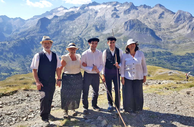 Algunos de los participantes acudieron a la excursión vestidos con un guiño a la época