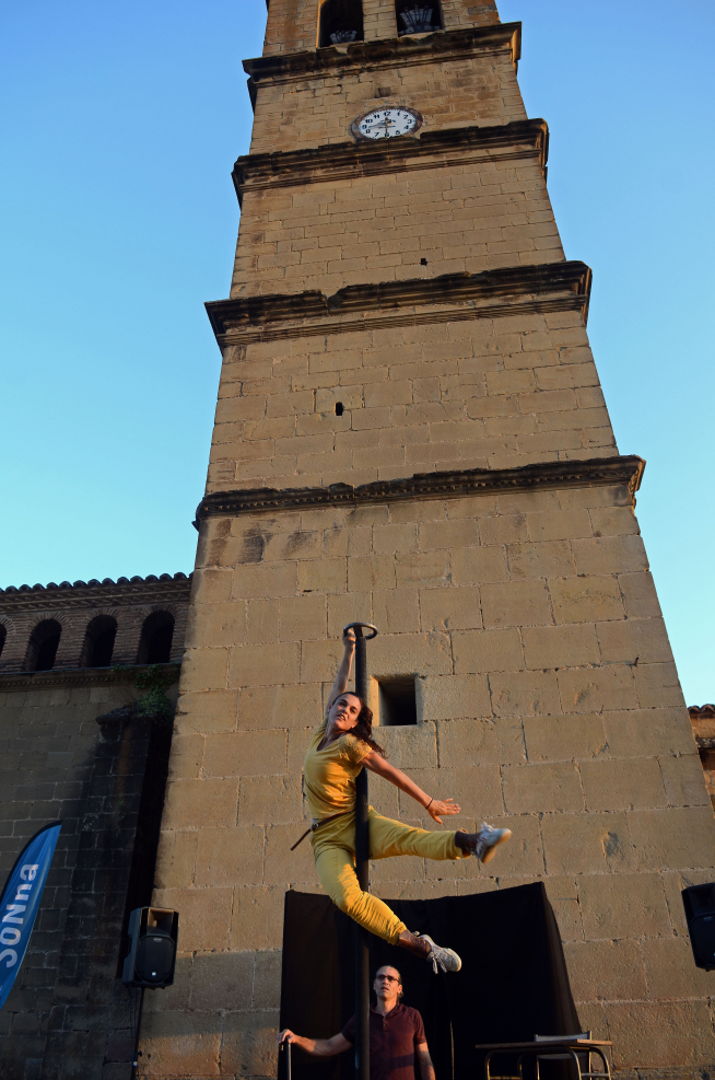 La torre de la iglesia de Agüero, el mejor decorado para la actuación de los franceses Daraomaï