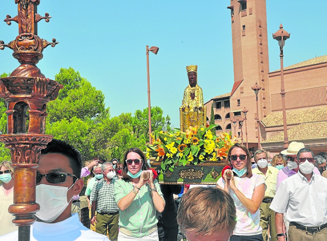 Rezo del rosario por los soportales del santurio portando la imagen de la Virgen de Torreciudad