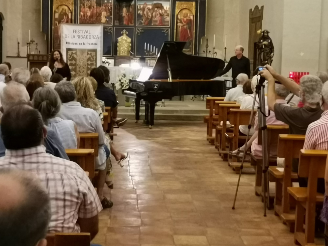 Round about Mozart ofreció un concierto de piano a cuatro manos en la iglesia de la Puebla de Castro.