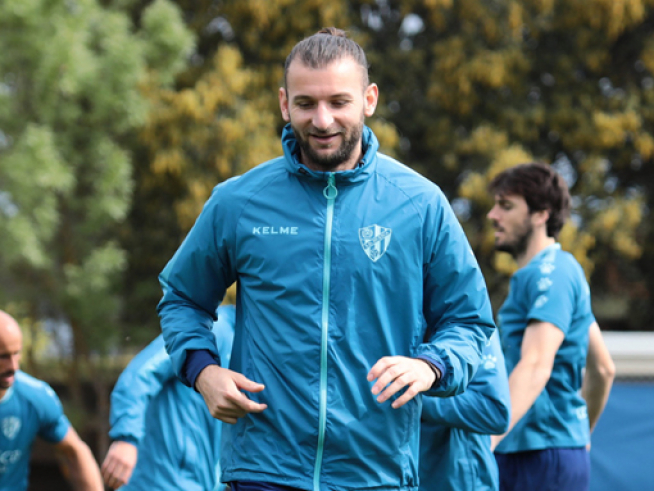 Gastón Silva, nuevo jugador del Cartagena, en un entrenamiento de la Sociedad Deportiva Huesca en el IES Pirámide.