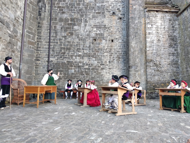 Escena costumbrista de una escuela con los trajes ansotanos tradicionales.