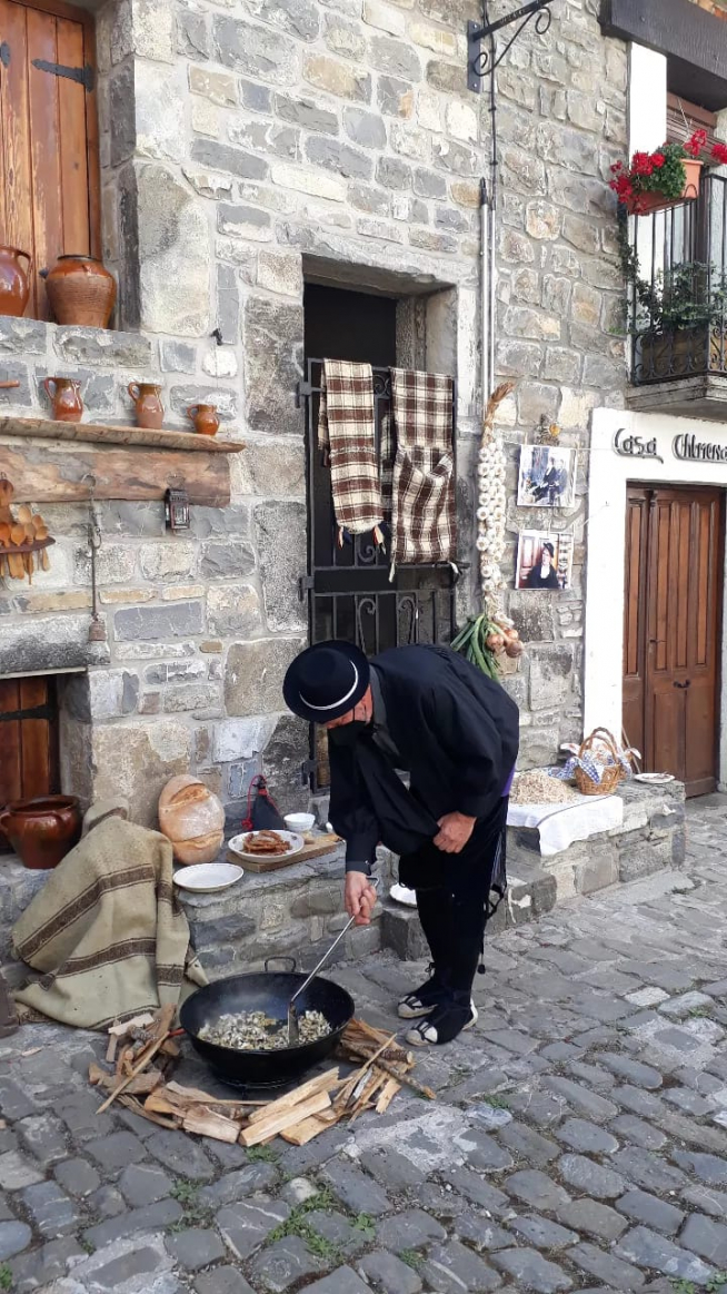 La preparación y la degustación de migas fue otra sorpresa para los visitantes en esta jornada.