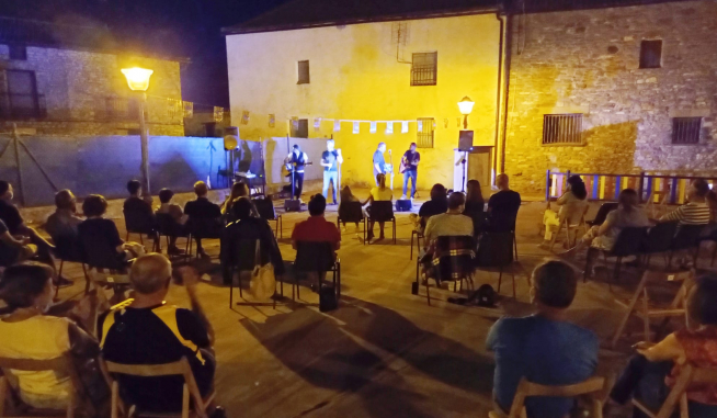 Concierto nocturno del grupo ‘Cos&co’.