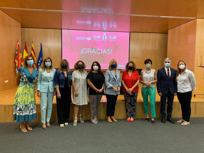 Foto de familia de las profesionales que han intervenido de manera presencial en este foro