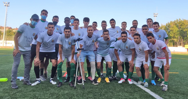 Plantilla del Jacetano, en su homenaje al lesionado Dani Gracia