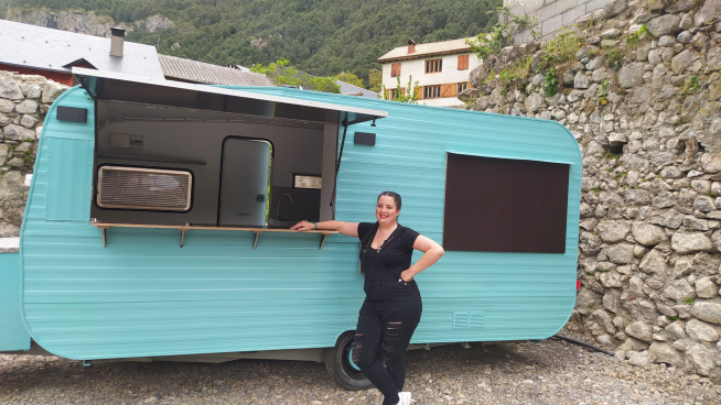 Leticia Ortega con su caravana recuperada como ‘food truck’ mientras sigue soñando con su hostal Casa Lierga