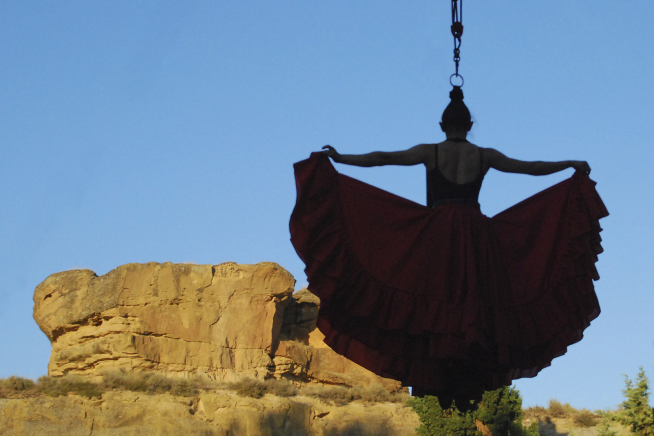 Valfonda acogerá el sábado, el espectáculo de danza aérea y suspensión capilar ‘Ara’, de Andrea Ríos.