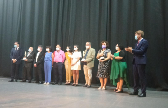 Los galardonados con los Premios Calibo posaron con las autoridades.