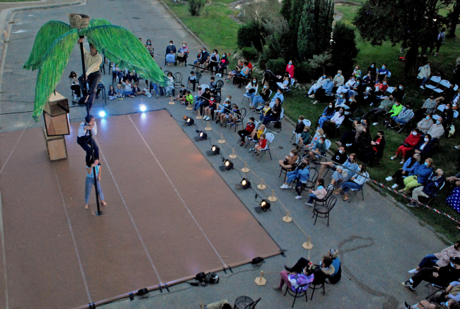 D’Click presentó Isla en la plaza ajardinada de Valfonda de Santa Ana.