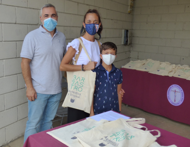 La iniciativa de cambiar alimentos para destinarlos a Cáritas por una bolsa con libros fue ayer un éxito.