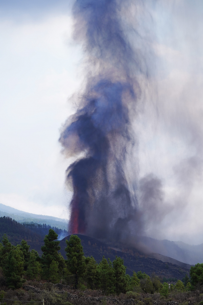 Una boca eruptiva expulsa lava y piroclastos en la zona de Cabeza de Vaca, en El Paso.