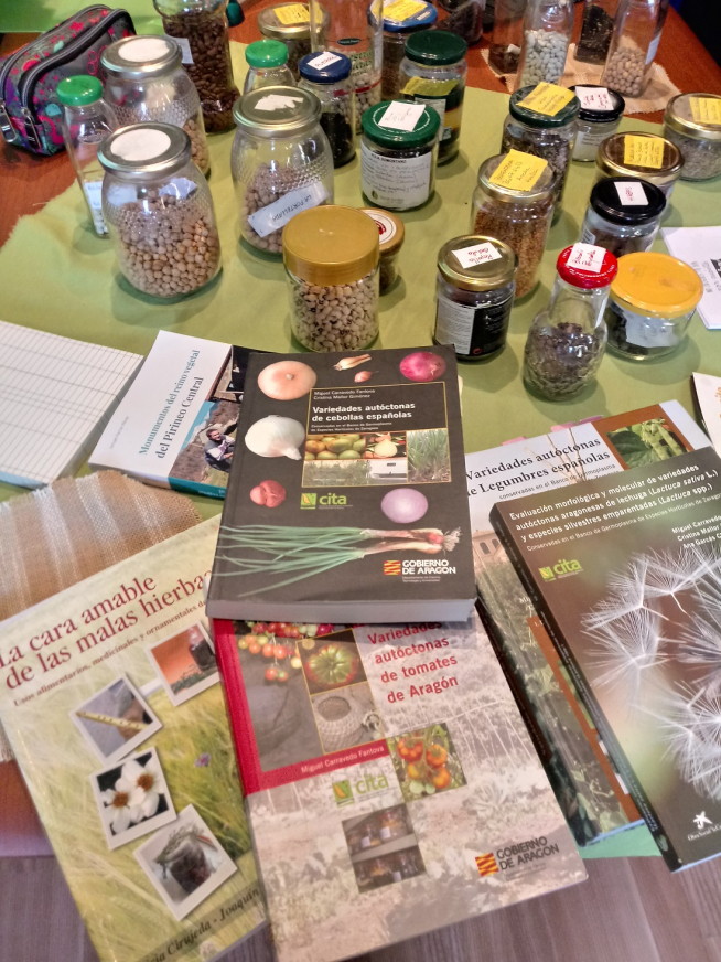 La exposición El valor de la huerta se exhibe en la biblioteca.