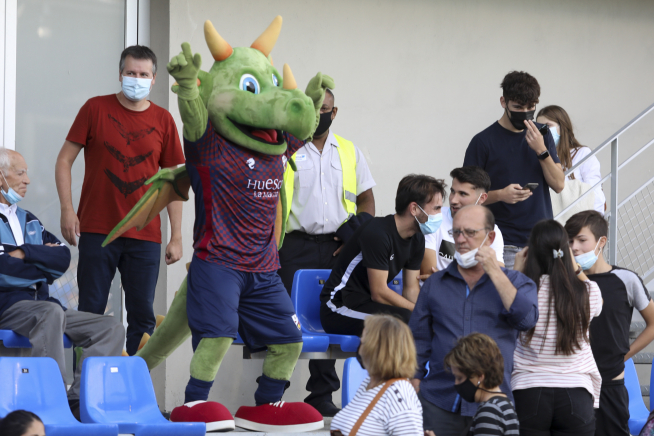 Dragonés estuvo de vuelta en El Alcoraz y se paseó por las gradas antes del partido y durante el descanso.