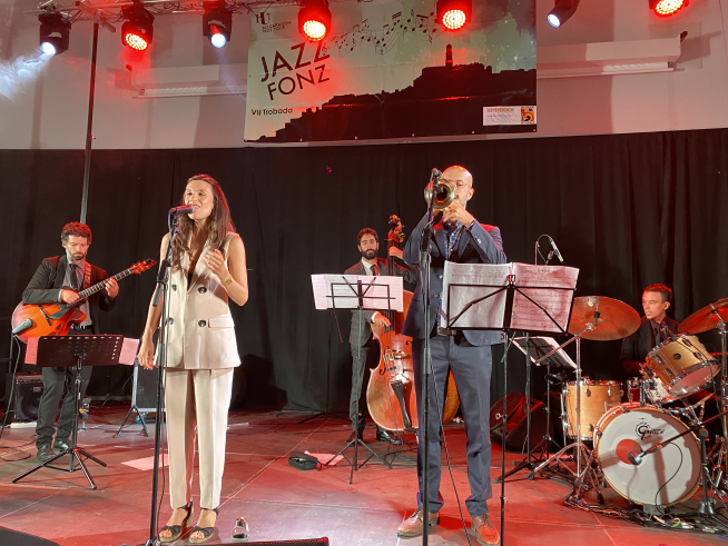 Helena Camps, junto al trompetista Pol Omedes, en su concierto en Fonz.