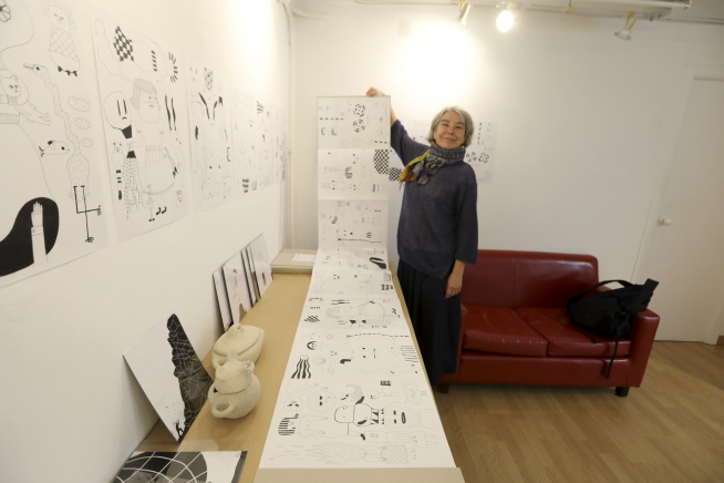 Meritxell Durán muestra las ilustraciones que se pueden ver en la librería Anónima.