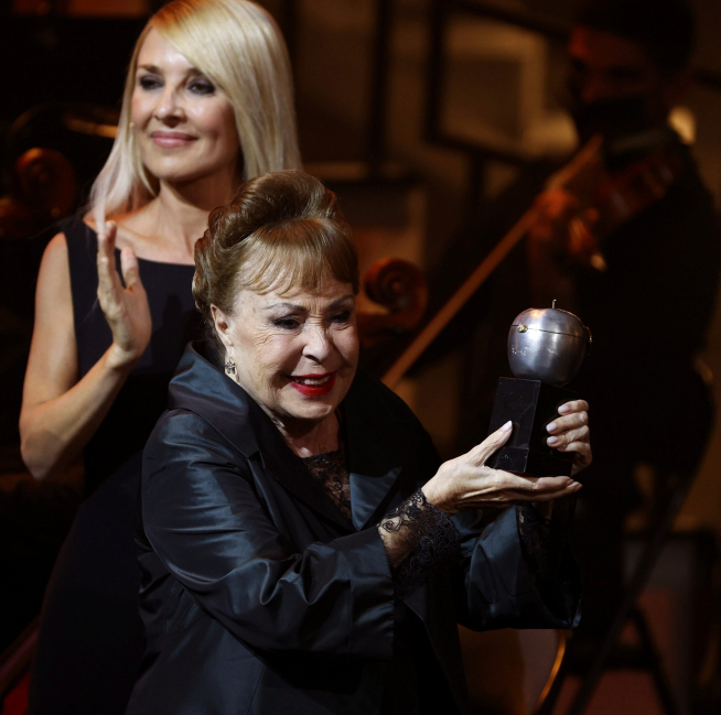 Gemma Cuervo recibió el premio de manos de su hija Cayetana Guillén Cuervo.
