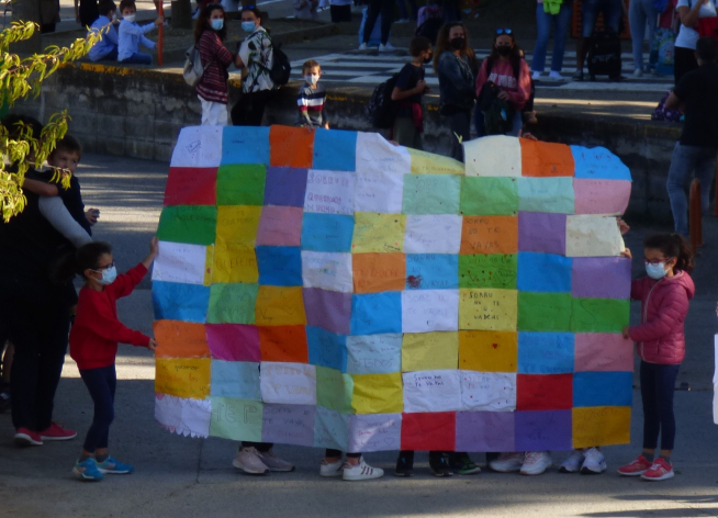 Un "edredón" de colores para dar apoyo a la relgiosa.