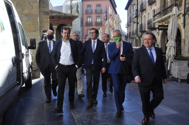 Garamendi, en el centro, junto al alcalde de Jaca (con mascarilla verde), a su paso por la plaza de la Catedral.