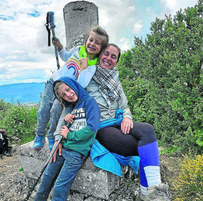 Leticia Romeo, natural de Ayerbe, con sus hijos Atahualpa y Sherlock, de 7 y 6 años, ahora vecinos de Caniás.