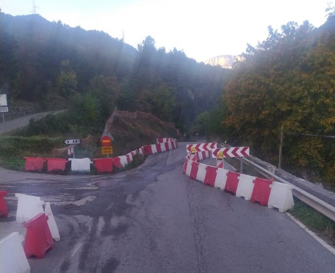 Calzada de la carretera cortada al tráfico este lunes.