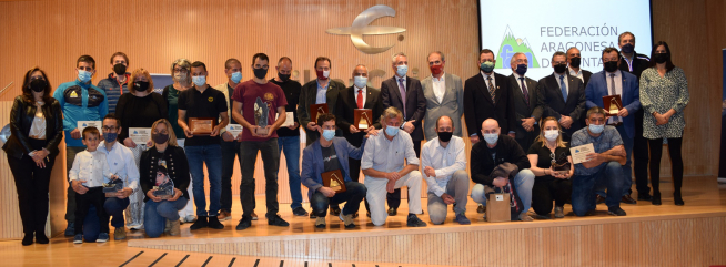 Foto de familia de los premiados en la Cena de la Montaña.