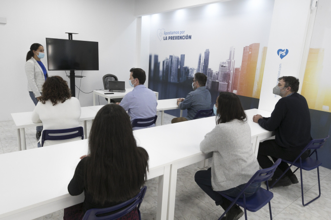 Miembros de la empresa durante una formación.
