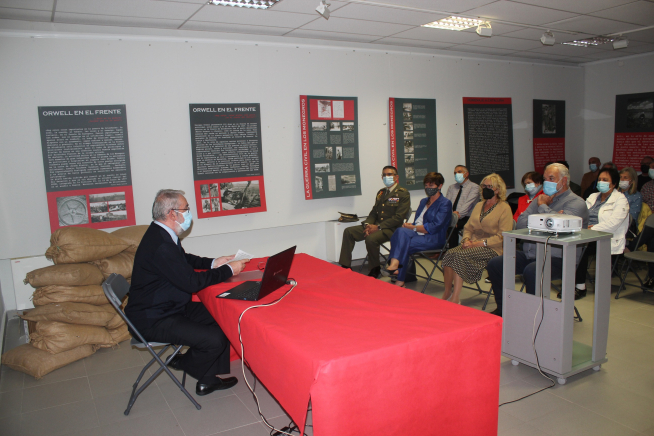 Momento de la charla ofrecida por Luis Arcarazo