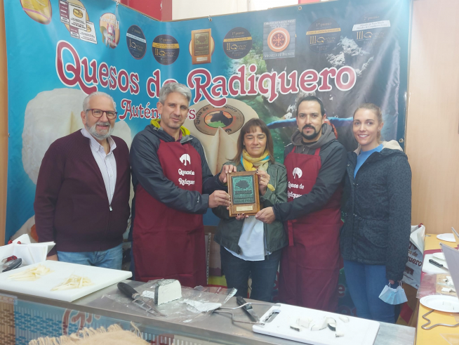 Nuria Pargada y miembros del Comité ferial han entregado el premio a Quesos Radiquero.