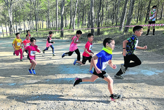 Los benjamines, en pleno esfuerzo en el parque La Sierra de Ballobar.