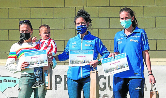Podio de categoría Elite femenina con Jara Gracia, Esther Arias y Ana Gracia.