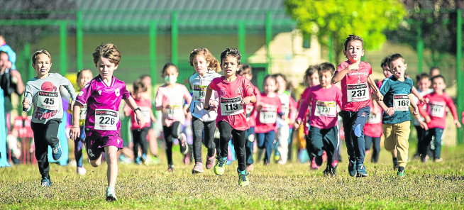 Las carreras infantiles dieron ambiente y espectáculo en Villanúa.