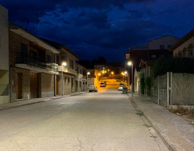 Albalate de Cinca. En primer plano las nuevas luminarias con luz blanca, al fondo las antiguas.