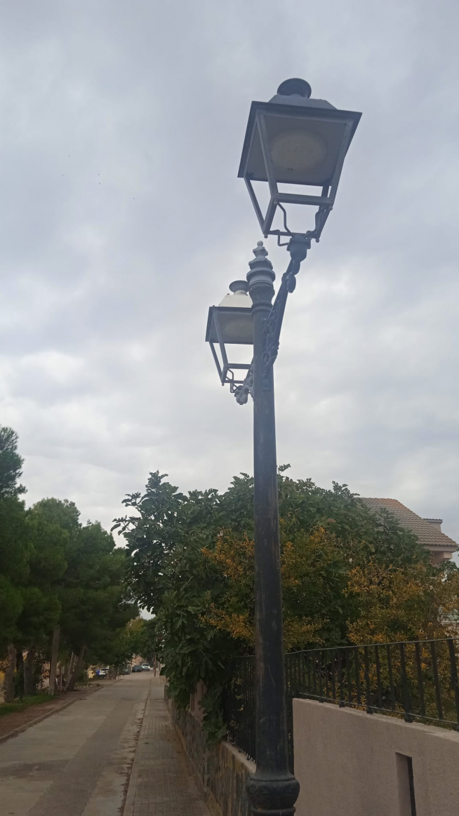 Las farolas de Villanueva de Sijena ya tienen bombillas led.