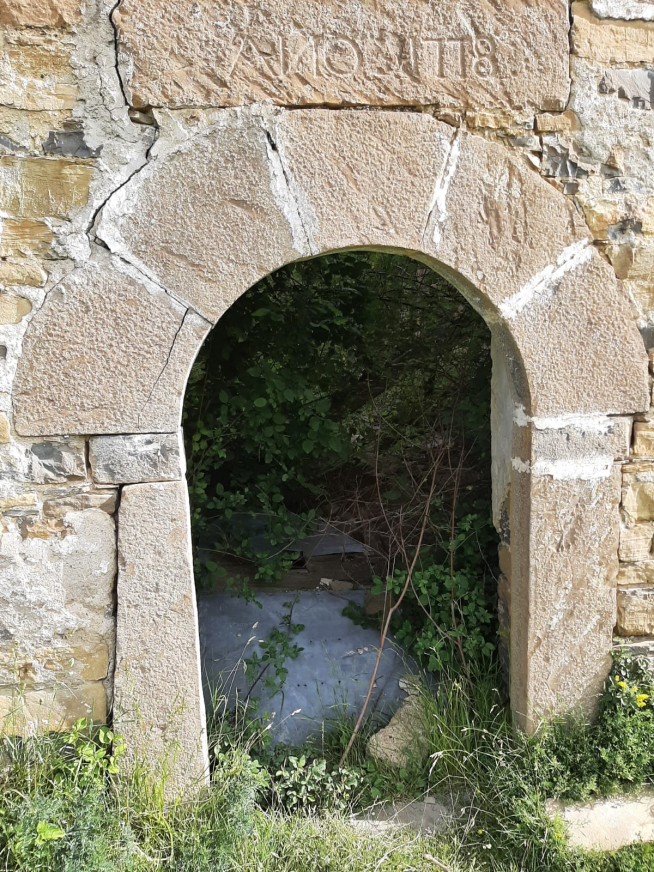 Puerta principal con fecha de una posible reconstrucción.