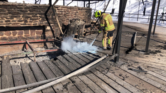 Bomberos del Speis apagando el incendio en la cafetería de la estación de Astún.
