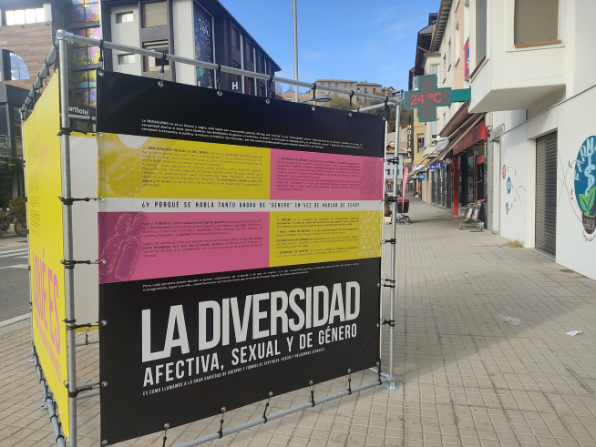 Cubo en la avenida de Sobrarbe.