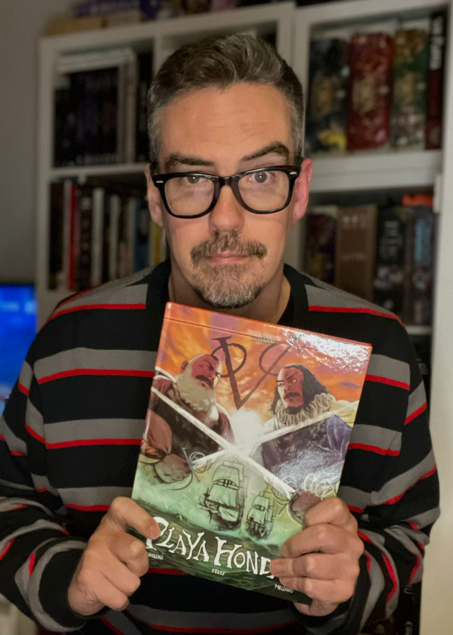 Javier Marquina posa con su nuevo cómic.