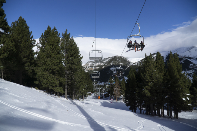 La estación de Cerler, que también ayer estrenó temporada, tiene espesores de nieve de hasta un metro a partir de la cota 2000.