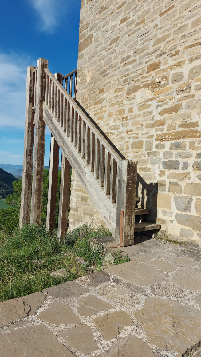 Escalera de madera para acceder al interior de la Torraza.
